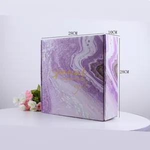 Boîte cadeau élégante à motif marbre violet avec dimensions 28x28x10cm pour envois