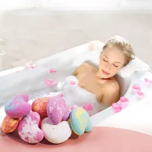 Primer plano de bombas de baño aromáticas con forma de corazón en un entorno de spa