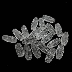 Primer plano de cuentas de cristal blanco transparente con patrón vajra para joyas