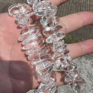 Detailopname van heldere onregelmatige platte witte kwartskristalkralen voor DIY sieraden.