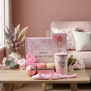 Dettaglio set regalo spa rosa con tazza 'Best Mom Ever' e candele profumate