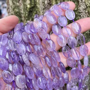 Detailopname van transparante natuurlijke amethist schijfkralen voor doe-het-zelf sieraden.