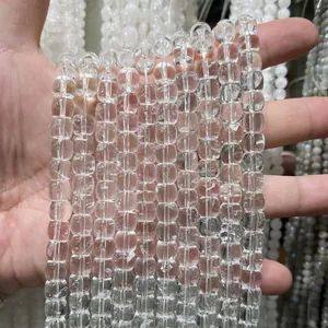 Gros plan de perles en cristal de roche brésilien transparent pour collier DIY