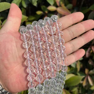 Vue détaillée de perles rondes en quartz blanc clair à 64 facettes pour bijoux DIY