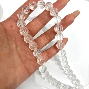 Primer plano de cuentas de calabaza de cristal de roca brasileño para joyería artesanal DIY