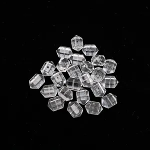 Primer plano de cuentas de cuarzo transparente facetado hexagonal para hacer bisutería