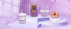 Primer plano de set de aromaterapia violeta con vela y sales de baño.