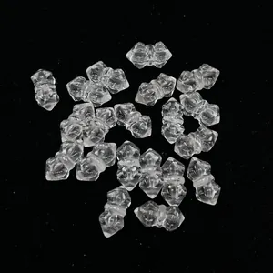 Detalle macro de cuentas de cristal blanco facetadas tipo Vajra para joyería de bricolaje