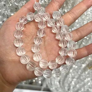 Primer plano de cuentas de cristal blanco natural talladas en forma de calabaza para DIY