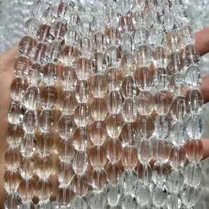 Nahaufnahme von klaren natürlichen weißen Bergkristall-Olivenperlen für DIY-Schmuck.
