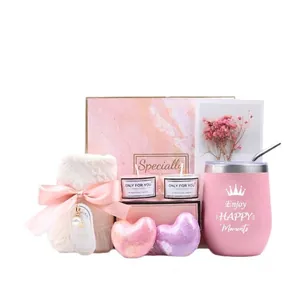 Elegante cesta de regalo de spa rosa con taza, velas aromáticas y bombas de baño de cumpleaños