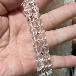 Gros plan de perles en cristal blanc transparent pour la création de bijoux DIY