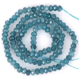 Hochwertige Nahaufnahme von 3x4mm blauen facettierten Natursteinperlen für DIY-Schmuck
