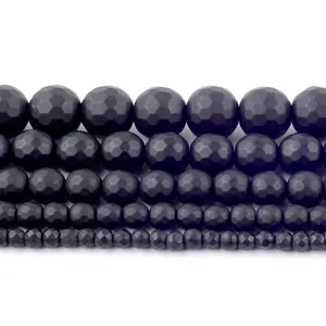 Vue détaillée de perles de pierre noire mate facettée en cinq tailles pour la création de bijoux.