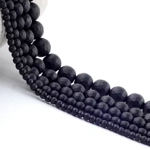 Vue détaillée de perles en pierre noire mate facettée de différentes tailles pour bijoux DIY