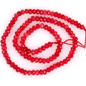 Nahaufnahme von facettierten 3x4mm roten Chalzedon-Perlen für handgefertigten Schmuck.