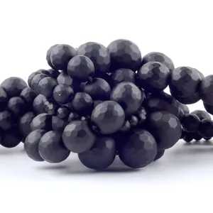 Gros plan de perles en pierre noire mate à facettes pour la fabrication de bijoux DIY