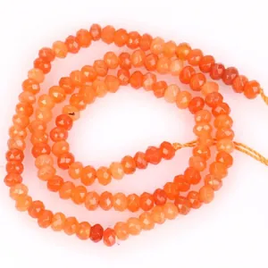 Nahaufnahme von 3x4mm facettierten orangefarbenen Karneol-Achatperlen für DIY
