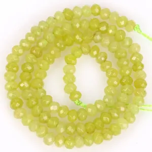 Detailansicht von 3x4mm facettierten hellgrünen Natursteinperlen für DIY-Schmuck
