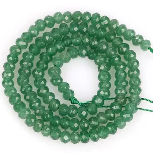 Nahaufnahme von 3x4mm facettierten grünen Rondell-Natursteinperlen für DIY-Schmuck