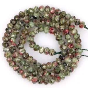 Makroansicht von 3x4mm facettierten grün-roten Natursteinperlen für DIY-Schmuck