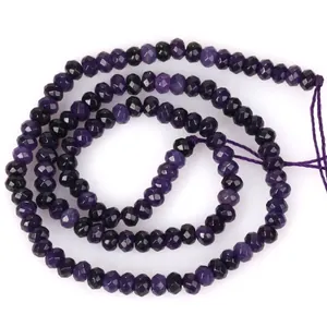 Nahaufnahme facettierter 3x4mm violetter Amethyst- und Achatperlen für DIY-Schmuckherstellung