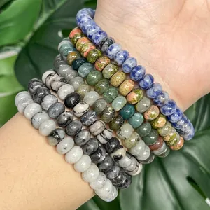 Detailopname van kleurrijke natuurstenen abacus kralen voor DIY sieraden maken