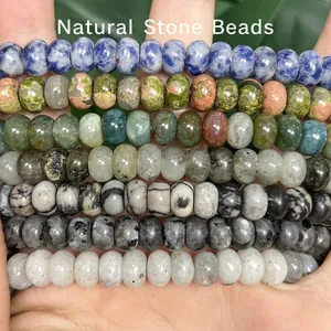 Detailopname van diverse natuurstenen abacus kralen voor het maken van DIY sieraden