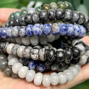 Detailopname van natuurstenen rondelle kralen in diverse patronen voor DIY sieraden