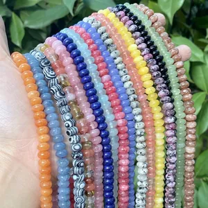 Detaillierte Makroansicht bunter 5x8mm Naturstein-Abstandshalter und Kristallstränge
