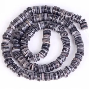 Gedetailleerde macro-opname van grijze gemarmerde schelpschijfkralen voor sieraden