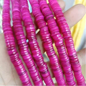 Gedetailleerd macrozicht op 5-8 mm felroze schelpschijf-heishi-kralen voor DIY-sieraden