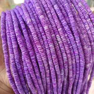 Detailweergave van paarse schelpvormige tussenkralen voor DIY-sieraden maken projecten
