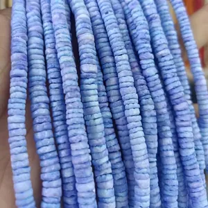 Macro-weergave van de natuurlijke textuur en blauw-paarse tinten van schelpkralen