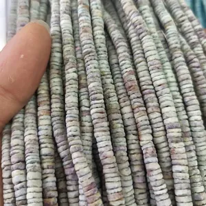 Macrodetail van 5-8 mm kleurrijke schelpenschijf-tussendoortjes voor DIY-sieradenaccessoires.