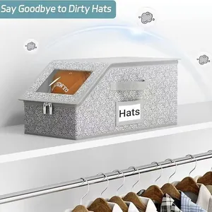 Vista detallada de una caja de almacenamiento de tela gris para gorras con ventana clara