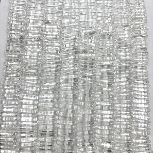 Vista macro que muestra la textura y transparencia de las cuentas de cristal blanco