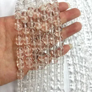 Gros plan de perles de cristal de roche naturel pour la création de bijoux DIY.