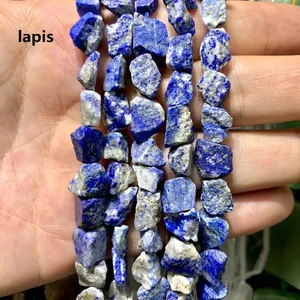 Primer plano de cuentas de lapislázuli natural irregular para joyería artesanal.