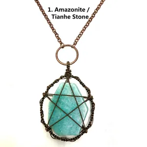 Dettaglio di una collana a pentacolo fatta a mano con gemma di amazzonite.