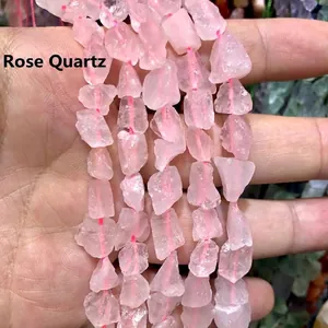 Detalle de cuentas de cristal de cuarzo rosa natural irregular para accesorios de joyería