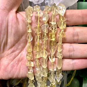 Detalle macro de cuentas de piedra natural de cuarzo limón irregular para joyería artesanal