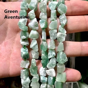 Primer plano de cuentas de piedra de aventurina verde irregular para la creación de joyas
