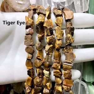 Primer plano que muestra la textura natural de las piedras en bruto de ojo de tigre