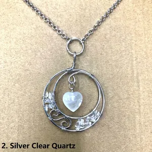 Detailweergave van handgemaakte zilveren ketting met witte kristallen hart hanger