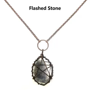 Vista dettagliata della collana in labradorite fatta a mano con ciondolo a pentacolo