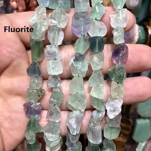 Detalle de cuentas de fluorita bruta irregular para la creación de joyas