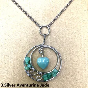 Detail van handgemaakte zilveren draadgewikkelde hart aventurijn jade hanger ketting