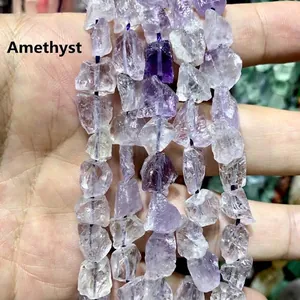 Detalle macro de cuentas de piedra de amatista natural púrpura claro para manualidades