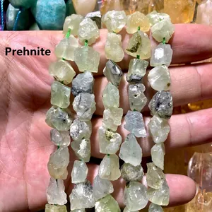 Primer plano detallado de cuentas de piedra de prehnita verde natural para joyería artesanal
